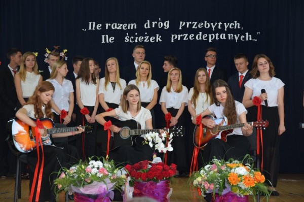 Absolwenci Publicznego Gimnazjum w Olesznie w roku szkolnym 2015/16