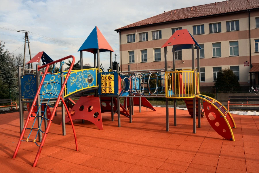 Widok placu zabaw, w tle budynek szkolny