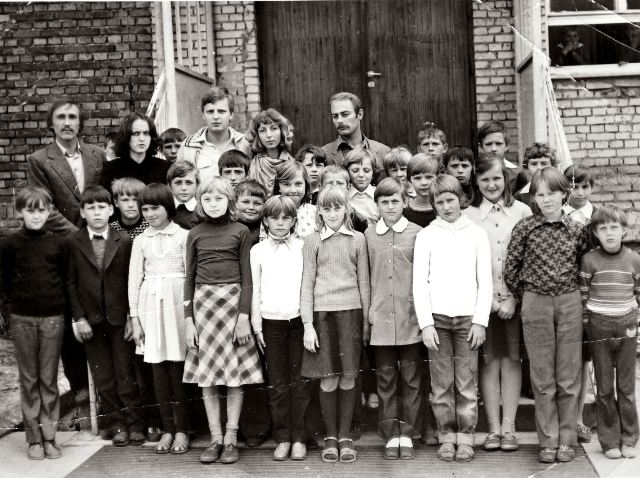 klasa czwarta z wychowawczynią p. K. Grabiec i nauczycielami: A. Karpińską, E. Karpińskim, R. Grabcem i K. Liskowackim