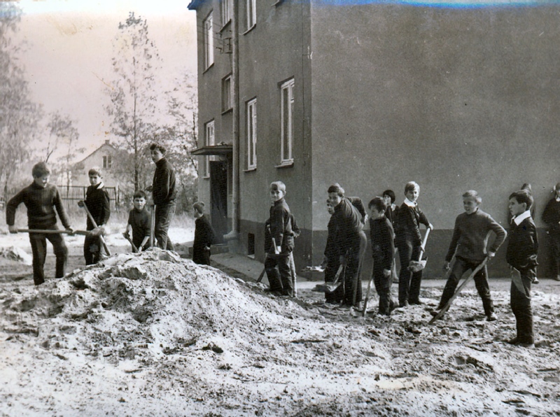 Rok 1972, praca uczniów obok Domu Nauczyciela