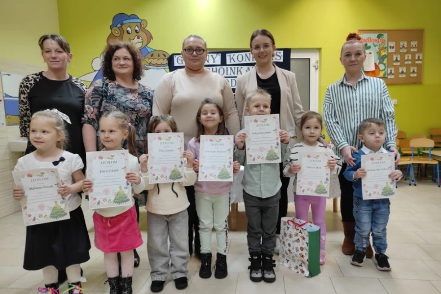 Grupa uczniów z dyplomami w towarzystwie Dyrektor ZPO w Olesznie i nauczycieli