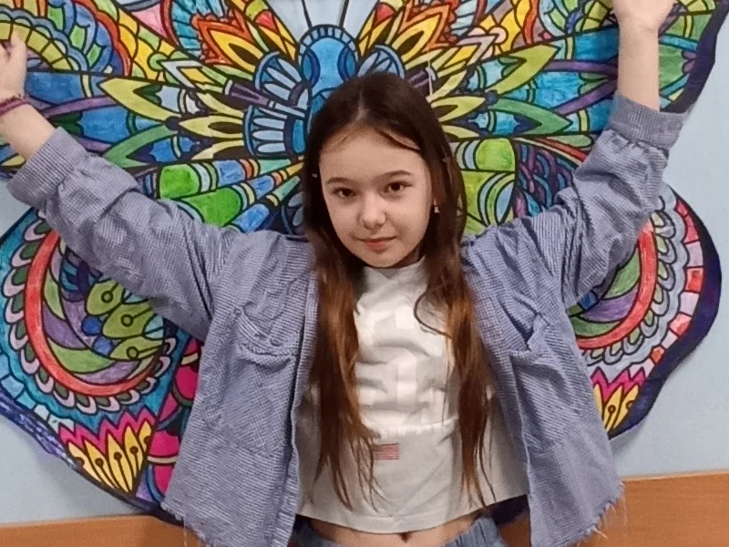 uczennica na tle kolorowego motyla 