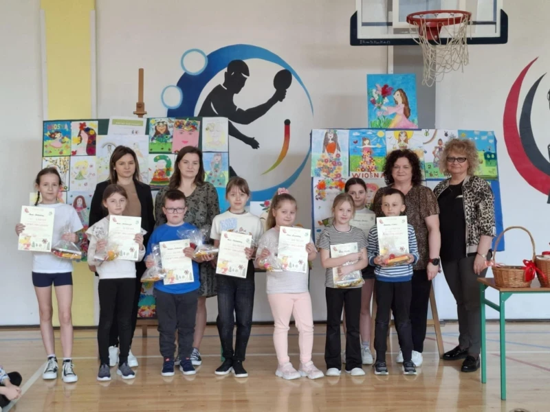 uczniowie nagrodzeni w konkursie "Portret Pani Wiosny" 