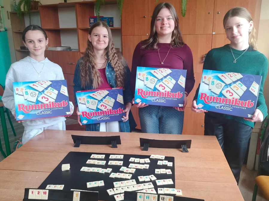 Uczennice z grą Rummikub