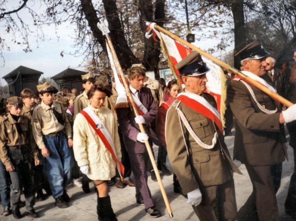 Udział pocztu sztandarowego i uczniów w uroczystości rocznicy bitwy pod Chotowem - rok 1994